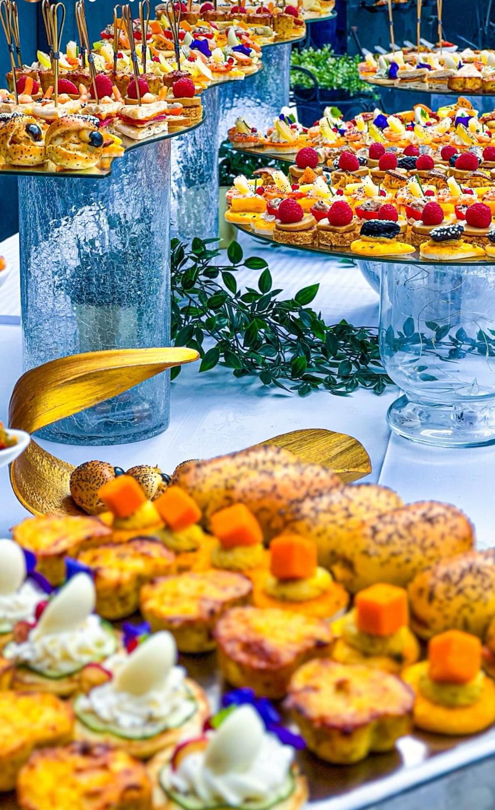 Pièces cocktail sur des présentoirs à étages, NONO Évents