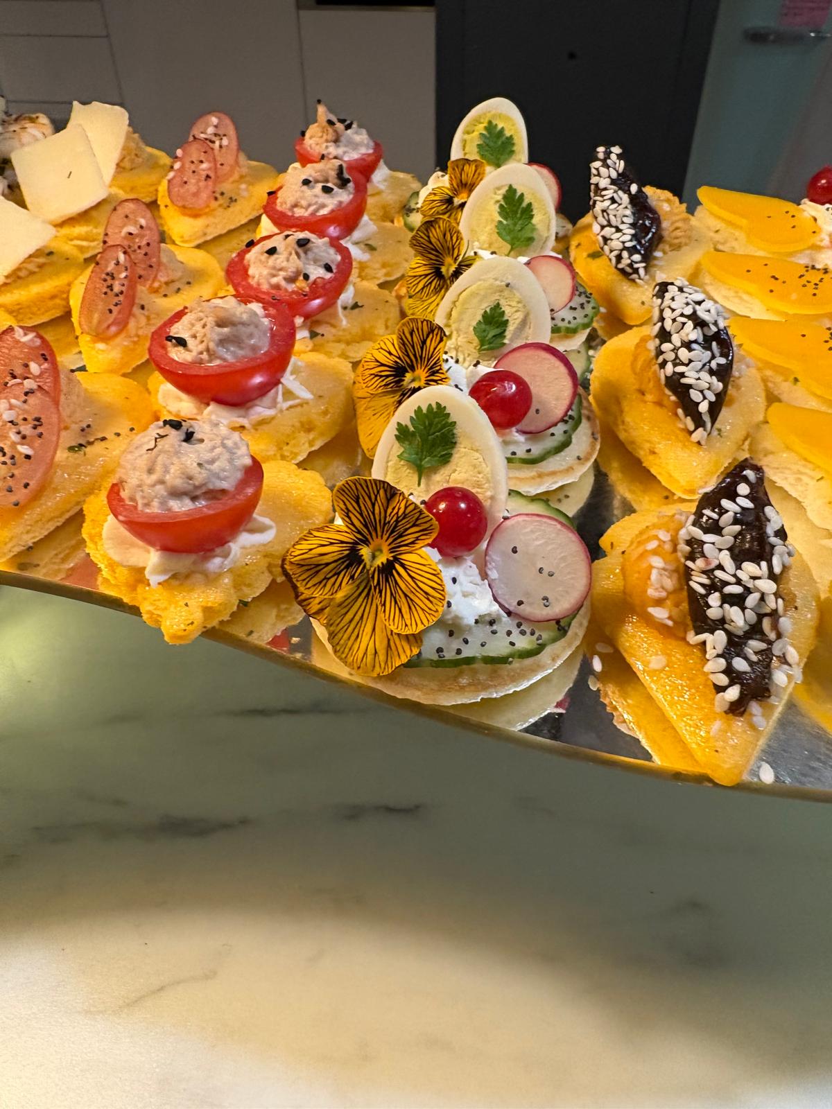 Canapés salés, radis et fleurs comestibles, réalisation NONO Évents