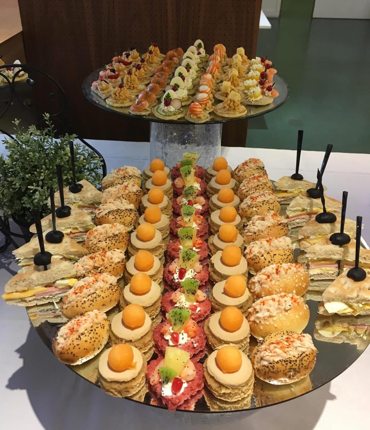 Buffet NONO Évents : mini-sandwichs et bouchées sur des présentoirs
